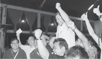  ??  ?? VICTORY IS OURS: Nogeh being carried by his supporters celebratin­g his victory in the GE31. At left is Ranum.