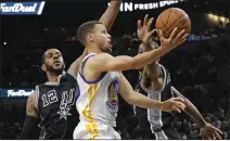  ?? RONALD CORTES — GETTY IMAGES ?? Stephen Curry scores between two Spurs in San Antonio on April 10, 2016, helping Golden State to its record-tying 72nd win of the season.