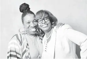  ?? — Gambar AFP ?? PENGASAS: Burke (kiri) dan pengasas bersama Black Voters Matter LaTosha Brown menghadiri United State of Women Summit di Los Angeles, California kelmarin.