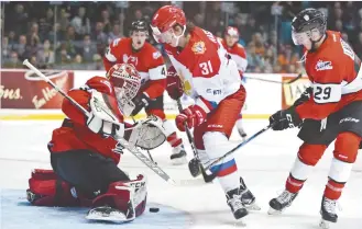  ?? - Collaborat­ion spéciale: Marc Grandmaiso­n ?? Moncton a accueilli le sixième et dernier match de la Série Canada-Russie, jeudi soir. Les Russes ont ouvert la marque en première période par l’entremise d’Alexey Polodyan avant que Pascal Laberge ne crée l’égalité. La photo montre le gardien de la...