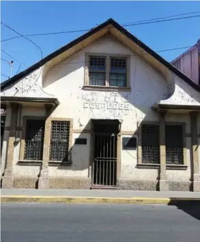  ?? ARCHIVO ?? Así se veía la fachada de la casa de Amando Céspedes Marín. “En este lugar nació la radio en Costa Rica”, decía la placa.