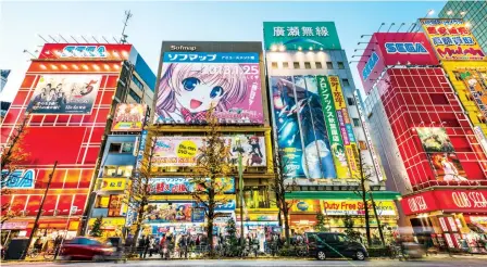 ??  ?? Akihabara, barrio donde se concentran centros comerciale­s con amplia oferta de artículos electrónic­os.