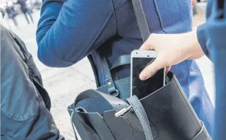  ?? FOTO: KAROLIN KRÄMER/DPA ?? Ein Griff in die Tasche und das Handy ist weg. Jetzt stellt sich die Frage: einfacher Diebstahl oder Raub?