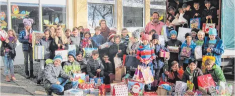  ?? FOTOS: ALOIS WEILER ?? Die GWRS in Kißlegg beteiligte sich an der Weihnachts­päckchenak­tion für Kinder in Rumänien.
