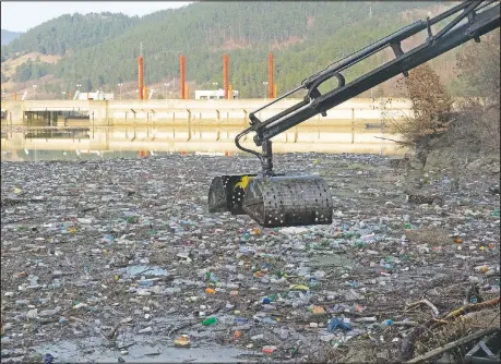  ?? (AP/Eldar Emric) ?? A crane is used to collect garbage clogging the Drina River.