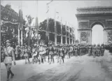  ??  ?? CEP desfila em Paris, após final da guerra