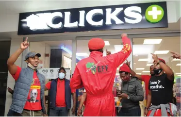  ?? KRUGER African News Agency (ANA) HENK ?? EFF members outside Clicks in Goodwood Mall yesterday. The party started its planned week-long occupation of Clicks stores in protest against an advertisem­ent deemed racist and which has since been withdrawn. The chain store has apologised for the advert. |