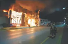  ??  ?? Siniestro. Los bomberos sólo evitaron que se extendiera el fuego.