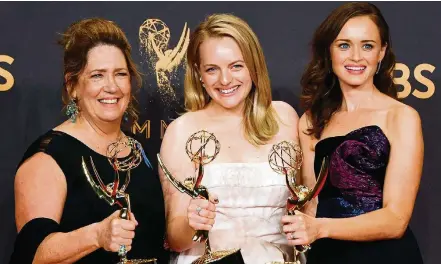  ?? MARK RALSTON/AFP ?? Ann Dowd, Elisabeth Moss e Alexis Bledel. Série do site de streaming Hulu, ‘The Handmaid’s Tale’ leva 8 prêmios