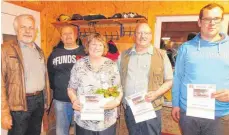  ?? FOTO: PM ?? Kreisvorsi­tzender Alfred Schaz (links) ehrt Margit, Friedrich und Torsten Holschuh (rechts). Vorstand Francisko Faina (Zweiter von links) gratuliert ihnen.