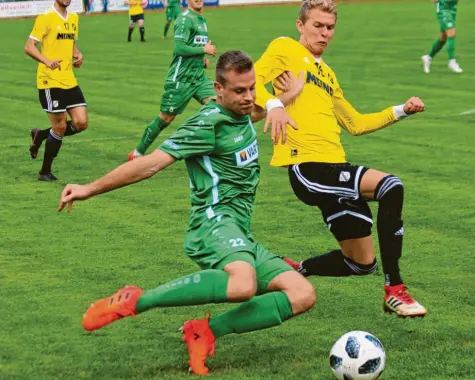  ?? Foto: Jais ?? Zweikämpfe wie zwischen Alexander Schröter (grünes Trikot) und Daniel Köck prägten die Partie zwischen dem SV Kirchansch­öring und dem TSV Nördlingen.