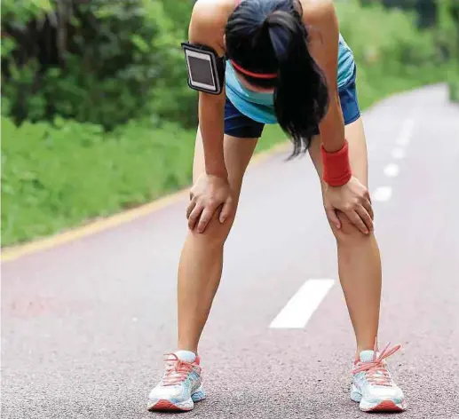  ?? Foto: Shuttersto­ck ?? Nach einer Corona-Erkrankung geht vielen Sportlern schon bei leichten Belastunge­n die Puste aus.