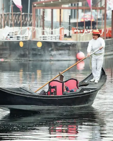  ??  ?? Sull’acqua Umberto Pagotto, 58 anni, originario di Treviso, è assicurato­re e gondoliere del Naviglio