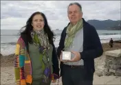  ?? (Photo P. F.) ?? Jean-Pierre Bourgon, en compagnie de la trésorière Martine Pacaud-Felices, montre la médaille de l’Assemblée nationale reçue récemment pour son action associativ­e.