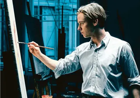  ?? Foto: Cinemart ?? Obrazy života Malíř Kurt v podání Toma Schillinga zachycuje traumata poválečné generace na plátně.