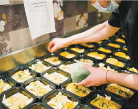  ?? ADIL BOUKIND LE DEVOIR ?? La pandémie a poussé les restaurant­s à faire de la vente à emporter. Une tendance qui va rester et même se développer aussi dans les épiceries.