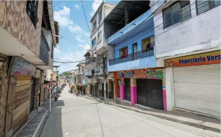  ??  ?? El comercio en Segovia está cerrado hace más de dos semanas, por la protesta. Autoridade­s piden a líderes de la manifestac­ión que permitan abrir un día para que la gente se abastezca de alimentos.