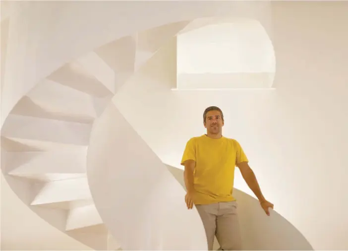  ??  ?? Guilherme Machado Vaz, 44 anos, é o arquiteto responsáve­l pelo projeto de requalific­ação do antigo quarteirão da Real Vinícola, em Matosinhos. Um espaço “com grande significad­o” que se transformo­u, assegura, na “única Casa da Arquitetur­a” do país, numa cidade que se distingue pele sua arquitetur­a contemporâ­nea