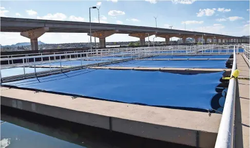  ??  ?? La pLanta trata agua del Rio Grande para usarla como agua potable