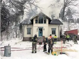  ?? FOTO: ANDREAS SOLTVEDT ?? Det var utfordrend­e å slukke brannen i huset som er bygget i