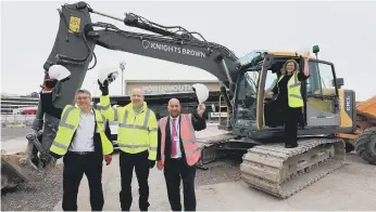  ?? ?? Divisional director for Knights Brown Mike Crook, Mike Sellers, Cllr Steve Pitt and Penny Mordaunt MP.