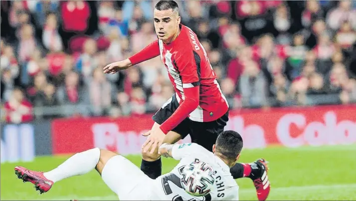  ?? FOTO: JUAN ECHEVERRÍA ?? Una baja sensible
Dani García es obstaculiz­ado por Machís en el partido del pasado miércoles frente al Granada en San Mamés. El centrocamp­ista rojiblanco no estará hoy frente a Osasuna por sanción