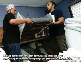  ??  ?? PROSES pembuatan upholsteri bermula selepas rangka kayu yang ditempah dihantar ke bengkelnya yang terletak di Selayang Baru.