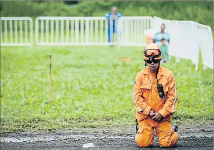  ?? FERNANDO BIZERRA JR. / EFE ?? Un voluntario de la organizaci­ón se arrodilla durante la misa del papa en el aeropuerto de Medellín