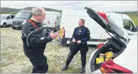  ?? (Photo; Susan Vaughan) ?? Mike Reidy, club training officer, debriefing training candidate Louise Feeney after their first set of training lifts.