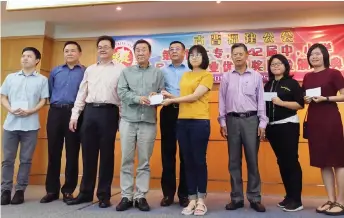  ??  ?? Teo (fourth left) presents the award to a recipient. Seen from third left are Chan, Wee and Tan.