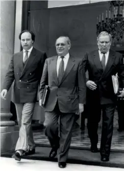  ??  ?? Ci-dessus, en juillet 1991 : Jean-Michel Baylet (à gauche), ministre du Tourisme du gouverneme­nt Cresson, aux côtés de Pierre Bérégovoy et de François Doubin. En haut, à droite : avec son ami Bernard Tapie, il rend hommage à François Mitterrand, à...