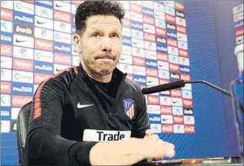  ??  ?? Simeone y Zidane se verán las caras esta noche en el primer derbi del Wanda Metropolit­ano. Un partido en el que Zidane se juega más que Simeone que defendió a Griezmann, como hizo el entrenador blanco con Ramos y Cristiano