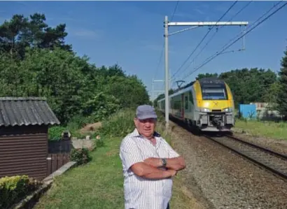  ?? FOTO GVB ?? De achtertuin van François Gerards (71) ligt vlak aan het spoor in Overpelt. “Maar we zijn niet meer bang voor een tweede spoor”, zegt hij. “Ons valt het geluid van de treinen niet meer op.”