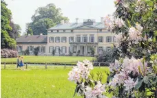  ??  ?? Im Schlosspar­k in Rastede wuchsen gegen Ende des 18. Jahrhunder­ts die ersten Rhododendr­en der Region.