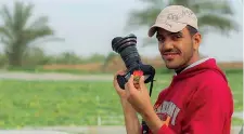  ??  ?? Il desiderio Yaser Murtaja con la macchina fotografic­a. Il rammarico: non aver mai potuto viaggiare