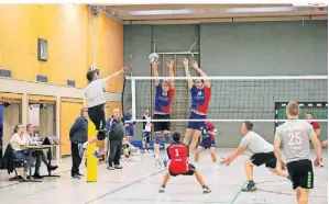  ?? FOTO: TOM OSTERMANN ?? Den Ratheimer Angriff geblockt: Der TV Mülfort-Bell behält im Derby knapp die Oberhand.