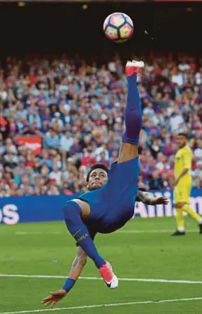  ?? REUTERS PIC ?? Barcelona’s Neymar attempts an overhead kick during their La Liga match against Villarreal on Saturday.