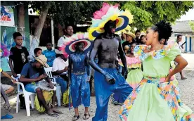  ??  ?? Un joven danza frente a una niñas, mientras el grupo toca ‘Rama de tamarindo’.