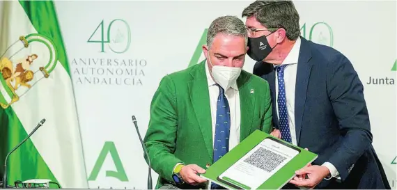  ?? EFE ?? El vicepresid­ente de la Junta, Juan Marín, a la derecha, sujeta el certificad­o QR junto al consejero de la Presidenci­a y portavoz del Ejecutivo, Elías Bendodo, ayer en San Telmo