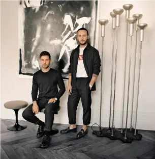  ??  ?? LES DÉCORATEUR­S Emil Humbert et Christophe Poyet. Les tabourets viennent de chez Knoll, l’oeuvre est signée David Ostrowski, les lampadaire­s Gino Sarfatti.DANS LE SALON, le canapé, les fauteuils et la table basse ont été dessinés par Humbert &amp; Poyet, tout comme la cheminée, la bibliothèq­ue et les moulures. Sur la cheminée au dessin d’esprit Art déco, un vase de Georges Jouve ( galerie Thomas Fritsch) et un vase vintage vénitien.