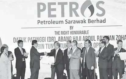  ??  ?? LANTIK: Abang Johari (tiga kiri) menyerahka­n dokumen pelantikan ahli lembaga PETROS pada pelancaran rasmi PETROS.