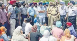  ??  ?? Khalsa College governing council chief Satyajit Majithia (second from right) talking to teachers, who are protesting the FIR against the principal and other officials, in Amritsar on Saturday. SAMEER SEHGAL/HT