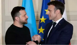  ?? ?? Emmanuel Macron and Volodymyr Zelensky.