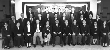  ??  ?? Pritchard (middle), representi­ng Darell, with Lasimbang (fifth left), Stidi (fifth right) and the 20 Penampang District Council members 2018-2020 and associate council members.
