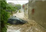  ??  ?? L’eau a envahi, hier, les rues de Saint-Martin-d’Ardèche, emportant tout sur son passage. (Photo AFP)