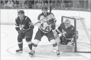  ?? PHOTO BY PETER OLESKEVICH ?? Jackson Houch, who scored the Axemen’s first goal, looks for another vs StFX.