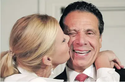  ?? [ Reuters ] ?? Bessere Zeiten: Andrew Cuomo mit seiner früheren Partnerin Sandra Lee. Das Paar trennte sich 2019 nach 14 Jahren.