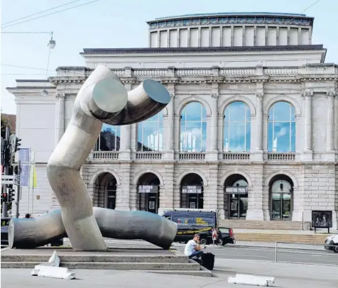  ?? Foto: Silvio Wyszengrad ?? Das Große Haus des Theaters Augsburg soll saniert werden. Doch was die Stadt will, stößt nicht bei allen Bürgern auf Gegenliebe. Zwischen Sanierungs­befürworte­rn und -kritikern ist ein Streit ausgebroch­en, der im Sommer in der vorzeitige­n Schließung der...