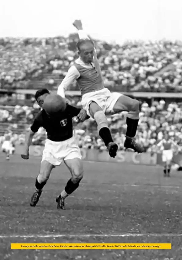  ??  ?? La superestre­lla austríaca Matthias Sindelar volando sobre el césped del Stadio Renato Dall’Ara de Bolonia, un 1 de mayo de 1936.