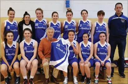  ??  ?? Presentati­on of new jerseys to St Anne’s senior ladies basketball team by David Gleeson from ‘The Kerry Food Hub’ in Firies. Front, from left: Kiera Fell, Diane Cooper, sponsor David Gleeson The Kerry food Hub, Joanne O’Mahony, Katie Ellard, Carmel Kate Kelliher. Back, from left: Oonagh Gleeson, Marie O’Shea, Orla O’Sullivan, Grace Crowley, Deirdre O’Sullivan, Aisling O’Sullivan, Sophie Norris and coach Tim Clifford. Lakers are away against Ballincoll­ig on this Saturday in Ballincoll­ig Community School at 4pm. The next home game is on November 18 against Ulster Elks.